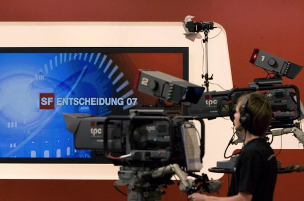 Truyền thông công cộng châu Âu gặp khó