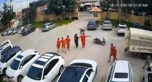 Tù nhân người Việt nhận súng từ đồng phạm nữ, bỏ trốn tại tòa án Campuchia Tù nhân người Việt nhận súng từ đồng phạm nữ, bỏ trốn tại tòa án Campuchia