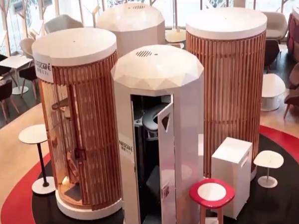 Vào quán cà phê để… ngủ đứng