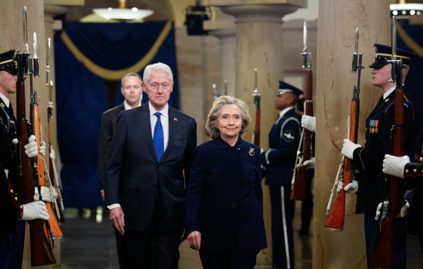 Vợ chồng nhà Clinton từ chối điều trần vụ Epstein