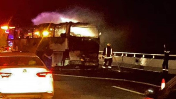 Xe khách đụng xe bồn trên cao tốc, hàng chục người Ấn Độ hành hương thiệt mạng Xe khách đụng xe bồn trên cao tốc, hàng chục người Ấn Độ hành hương thiệt mạng