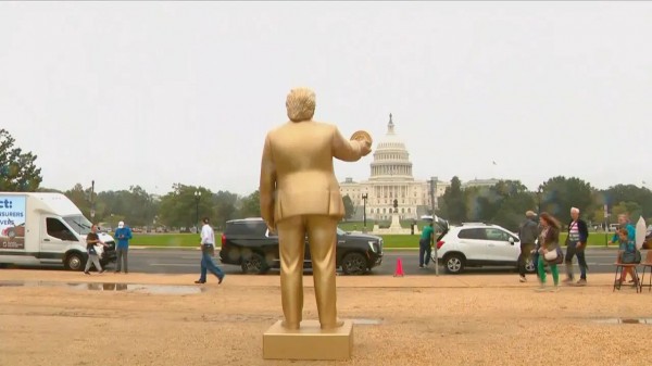 Xuất hiện tượng vàng ông Trump cầm Bitcoin trước tòa quốc hội Mỹ Xuất hiện tượng vàng ông Trump cầm Bitcoin trước tòa quốc hội Mỹ