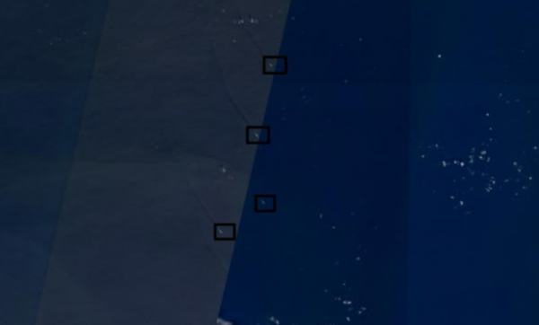 Ảnh vệ tinh chụp được đội tàu Mỹ có ‘tàu ma’ gần Venezuela