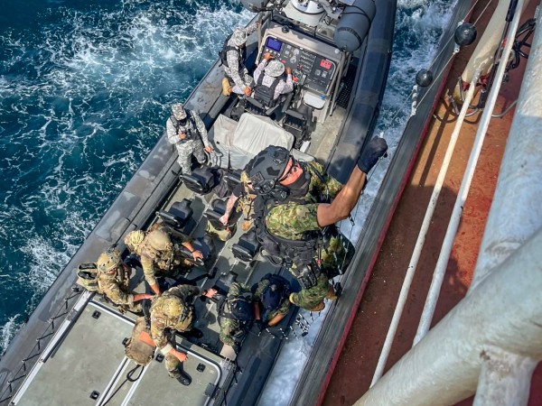 Đặc nhiệm Mỹ lên tàu, tịch thu hàng từ Trung Quốc sang Iran?