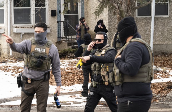 Đặc vụ ICE bắn một người đàn ông