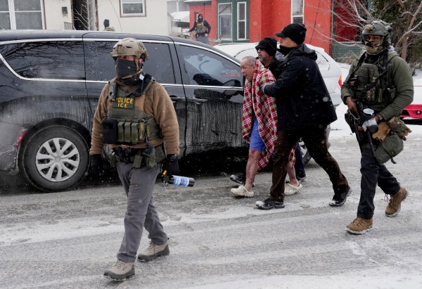 Đặc vụ Mỹ gây tranh cãi sau vụ vào nhà bắt người tại Minnesota