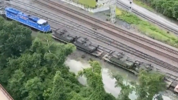 Đoàn xe tăng nối đuôi đến thủ đô chuẩn bị diễu binh Mỹ Đoàn xe tăng nối đuôi đến thủ đô chuẩn bị diễu binh Mỹ