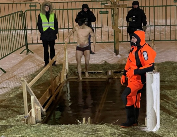 Độc đáo lễ tắm Rửa tội trong băng giá của người Nga