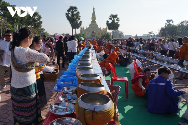 Độc đáo nghi lễ Xaybath - Lễ cúng dường lớn nhất của người dân Lào