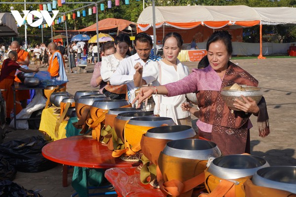 Độc đáo nghi lễ Xaybath - Lễ cúng dường lớn nhất của người dân Lào