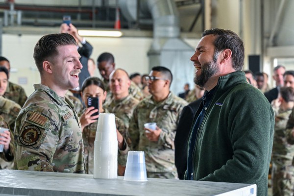 Đức muốn giúp chính phủ Mỹ trả lương cho 11.000 nhân viên Đức muốn giúp chính phủ Mỹ trả lương cho 11.000 nhân viên