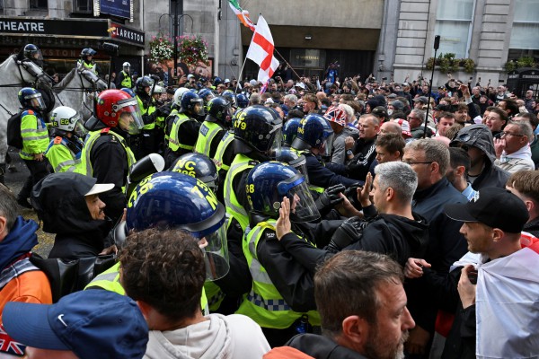 Đụng độ dữ dội trong cuộc biểu tình chống nhập cư tại London Đụng độ dữ dội trong cuộc biểu tình chống nhập cư tại London