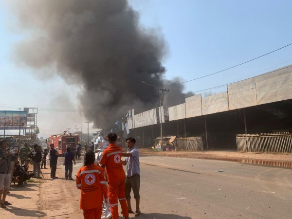 Ít nhất 4 người chết do cháy cửa hàng phụ tùng ô tô ở Lào Ít nhất 4 người chết do cháy cửa hàng phụ tùng ô tô ở Lào