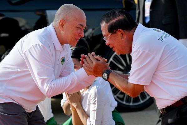 Ông Hun Sen báo tình hình Quốc vương Campuchia sau phẫu thuật ung thư tại Trung Quốc