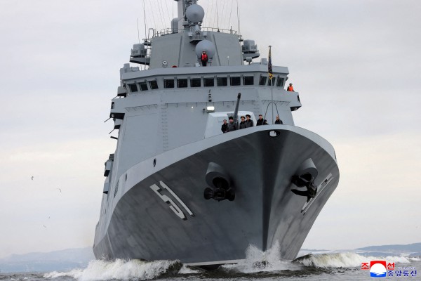 Ông Kim Jong-un thị sát tàu khu trục Triều Tiên phóng tên lửa