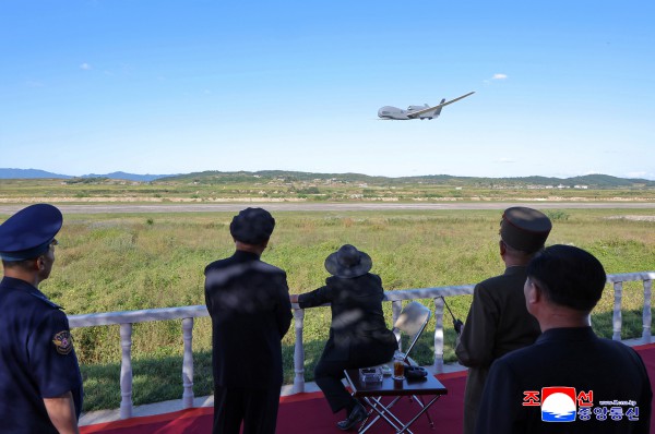 Ông Kim Jong-un thị sát thử nghiệm UAV, chỉ đạo phát triển AI Ông Kim Jong-un thị sát thử nghiệm UAV, chỉ đạo phát triển AI