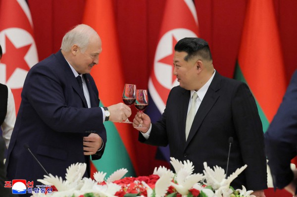 Ông Kim Jong-un tiếp Tổng thống Belarus Lukashenko, ký hiệp ước hợp tác Ông Kim Jong-un tiếp Tổng thống Belarus Lukashenko, ký hiệp ước hợp tác