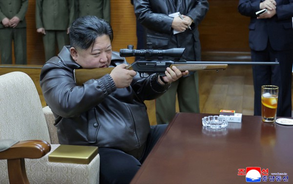 Ông Kim Jong-un và con gái bắn thử súng ngắn