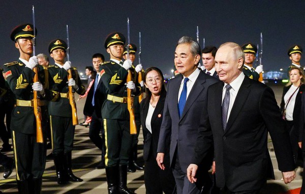Ông Putin đến Bắc Kinh, bắt đầu chuyến công du Trung Quốc Ông Putin đến Bắc Kinh, bắt đầu chuyến công du Trung Quốc