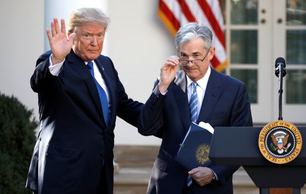 Ông Trump ám chỉ sa thải Chủ tịch Fed Ông Trump ám chỉ sa thải Chủ tịch Fed
