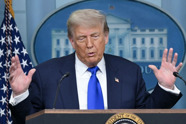 Ông Trump bác bỏ tin Mỹ muốn hỗ trợ chương trình hạt nhân Iran Ông Trump bác bỏ tin Mỹ muốn hỗ trợ chương trình hạt nhân Iran