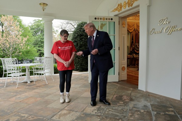 Ông Trump 'boa' 100 USD cho người giao đồ ăn đến Nhà Trắng Ông Trump 'boa' 100 USD cho người giao đồ ăn đến Nhà Trắng