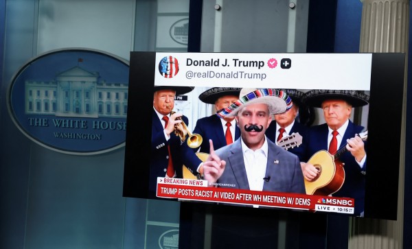 Ông Trump 'chỉ đùa' khi đăng hình ảnh AI của nghị sĩ Dân chủ Ông Trump 'chỉ đùa' khi đăng hình ảnh AI của nghị sĩ Dân chủ