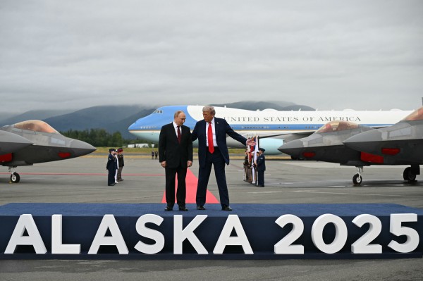 Ông Trump cố ý khoe sức mạnh quân sự Mỹ khi đón ông Putin ở Alaska? Ông Trump cố ý khoe sức mạnh quân sự Mỹ khi đón ông Putin ở Alaska?