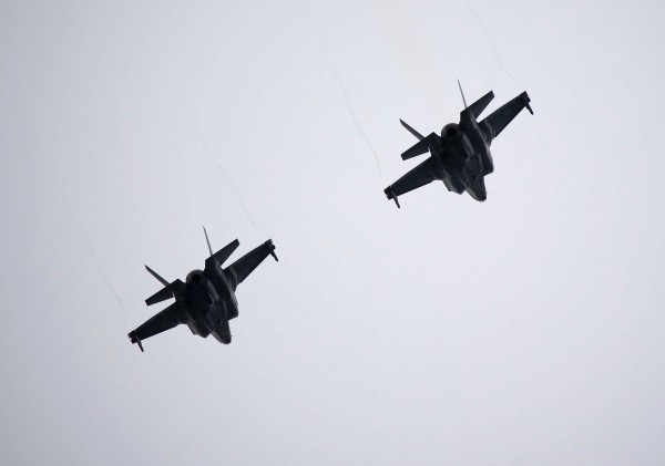 Ông Trump cố ý khoe sức mạnh quân sự Mỹ khi đón ông Putin ở Alaska? Ông Trump cố ý khoe sức mạnh quân sự Mỹ khi đón ông Putin ở Alaska?