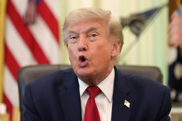 Ông Trump dọa mạnh tay nếu giá xăng không giảm