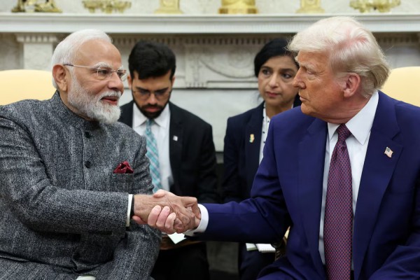 Ông Trump lại dọa áp thuế lên Ấn Độ vì mua dầu Nga, New Delhi lên tiếng