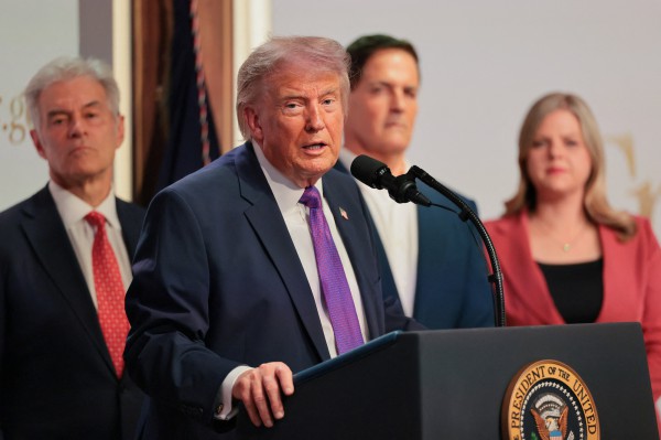 Ông Trump nói Mỹ có thể tấn công Iran lần nữa, Tehran tuyên bố cứng rắn