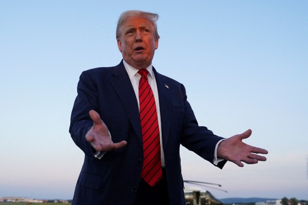 Ông Trump nói có thể phát tiền cho người Mỹ từ thuế thu được Ông Trump nói có thể phát tiền cho người Mỹ từ thuế thu được