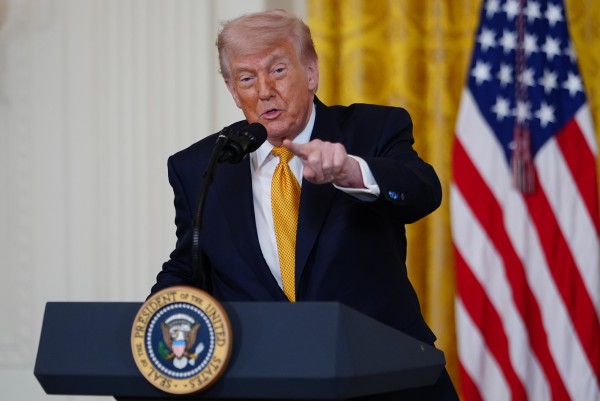 Ông Trump ra tối hậu thư thuế quan với EU