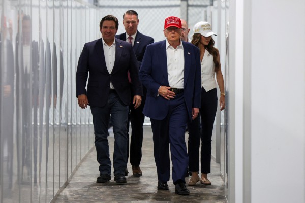 Ông Trump thăm nhà tù 'Cá sấu Alcatraz' - nơi nguy hiểm giam giữ người nhập cư