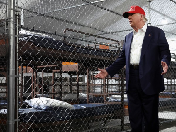 Ông Trump thăm nhà tù 'Cá sấu Alcatraz' - nơi nguy hiểm giam giữ người nhập cư