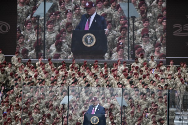 Ông Trump tuyên bố sẽ 'giải phóng' Los Angeles Ông Trump tuyên bố sẽ 'giải phóng' Los Angeles