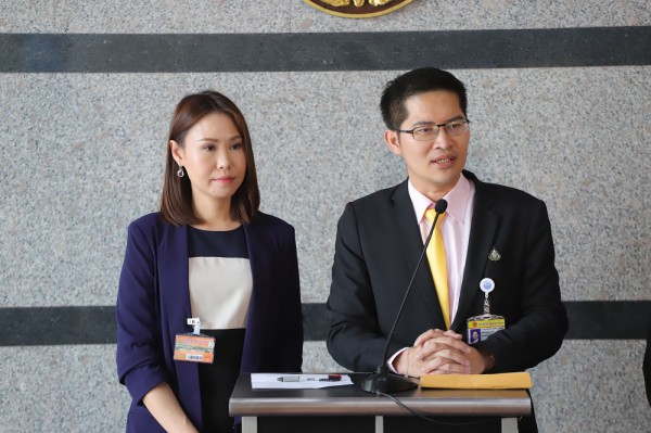 Ứng viên thủ tướng Thái Lan gây bão với đề xuất '1 vợ 4 chồng' Ứng viên thủ tướng Thái Lan gây bão với đề xuất '1 vợ 4 chồng'