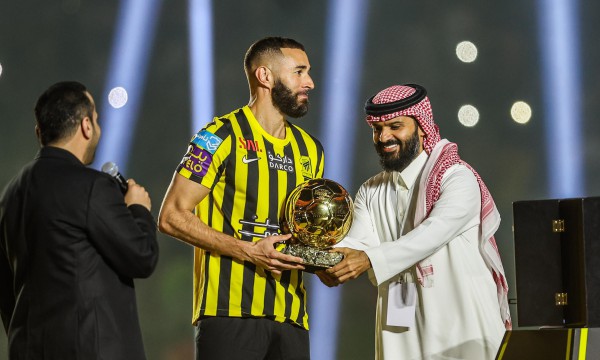 Benzema ra mắt Al Ittihad trong buổi lễ hoành tráng