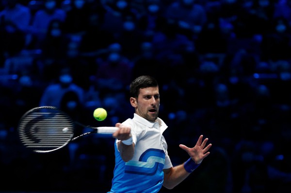 Djokovic thể hiện đẳng cấp, Tsitsipas thất bại trong trận ra quân ở ATP Finals