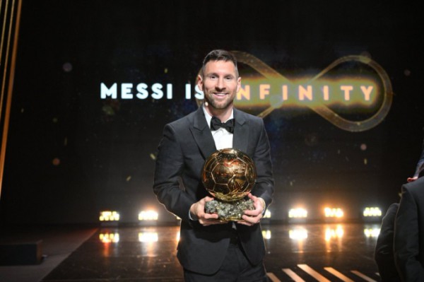 Messi lần thứ 8 giành Quả bóng vàng