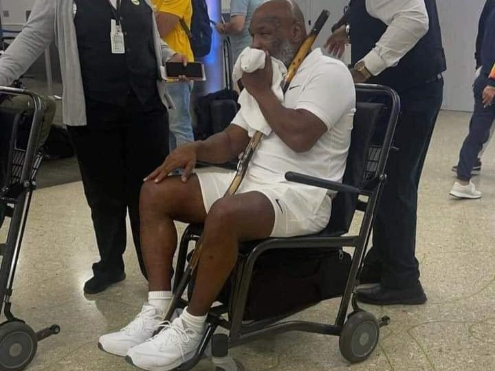 Mike Tyson tiều tụy ngồi xe lăn