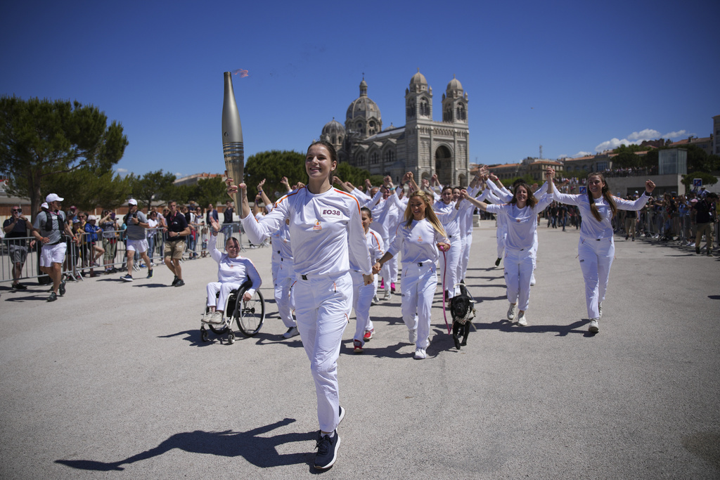 Ngọn đuốc Olympic đi qua thành phố Marseille