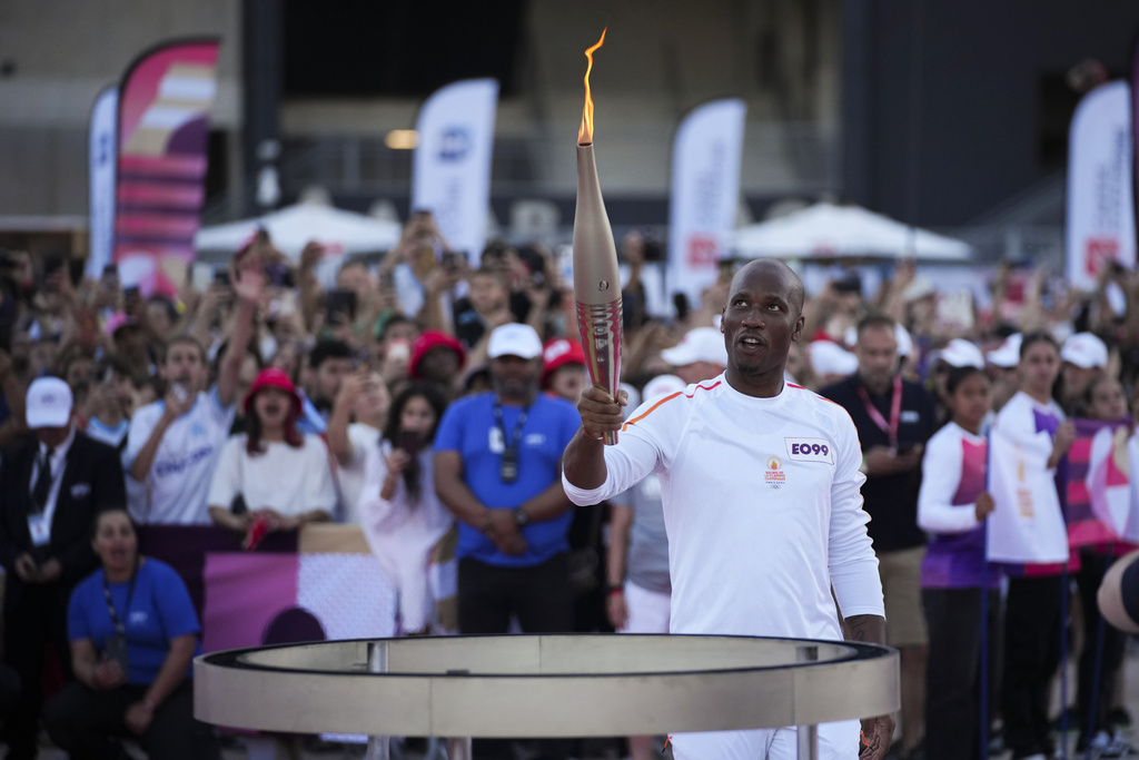 Ngọn đuốc Olympic đi qua thành phố Marseille