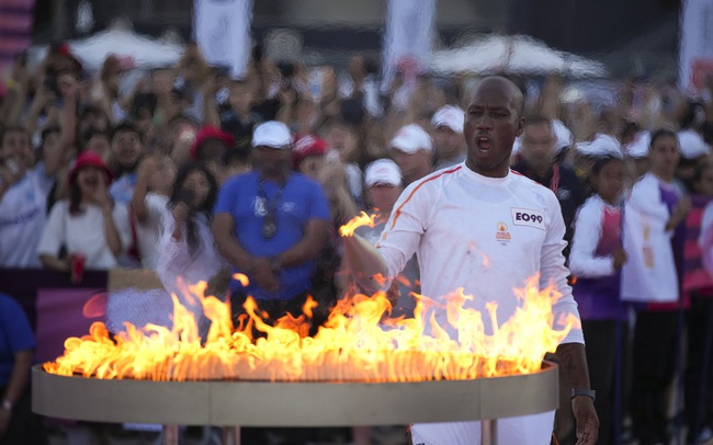 Ngọn đuốc Olympic đi qua thành phố Marseille