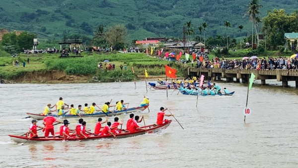 Quảng Ngãi: Hơn 100 vận động viên tham gia giải đua thuyền truyền thống trên sông Vệ