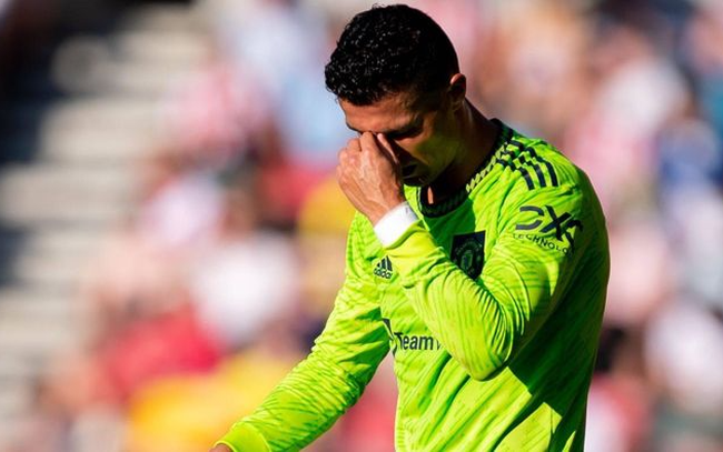 Ronaldo chỉ bị cảnh cáo vụ đập điện thoại của CĐV Everton