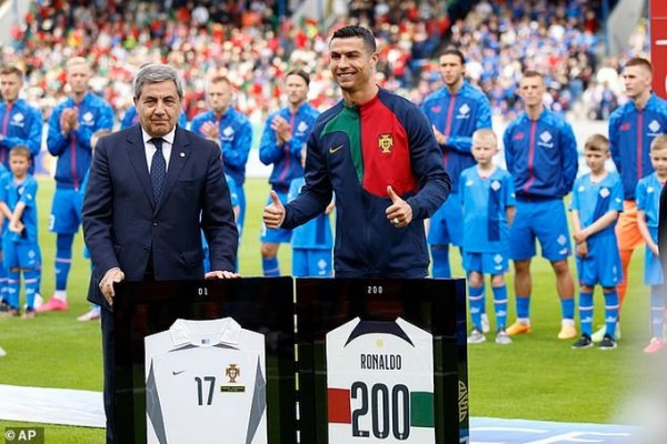 Ronaldo lập kỷ lục Guinness trong ngày giúp Bồ Đào Nha thắng trận