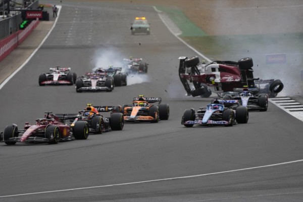 Tay đua F1 Trung Quốc thoát chết ngoạn mục sau tai nạn kinh hoàng