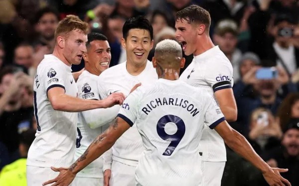 Tottenham trở lại ngôi đầu bảng Ngoại hạng Anh